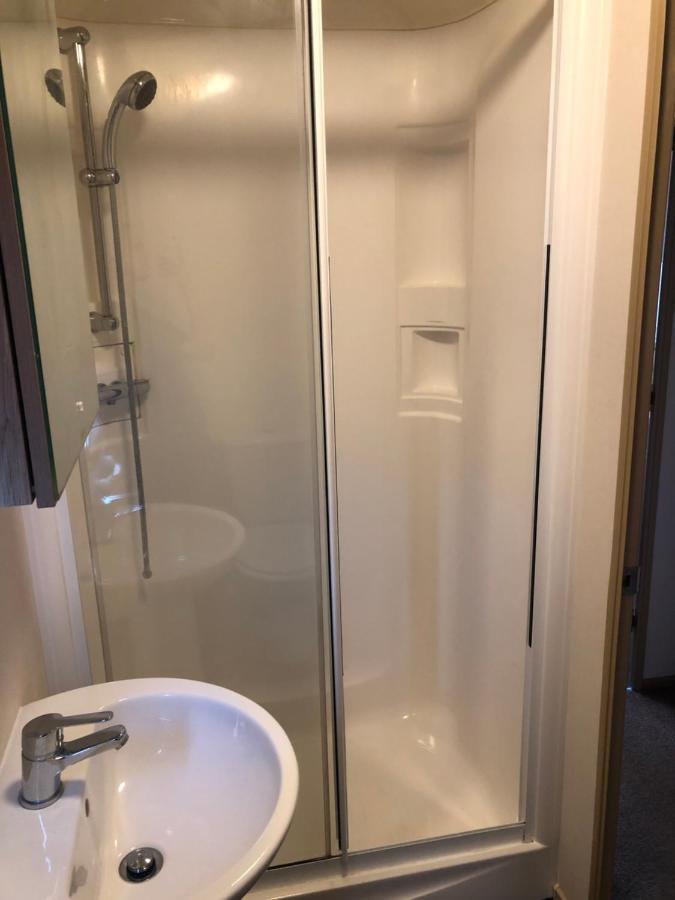Classy Caravan With Ample Space ベンブリッジ エクステリア 写真