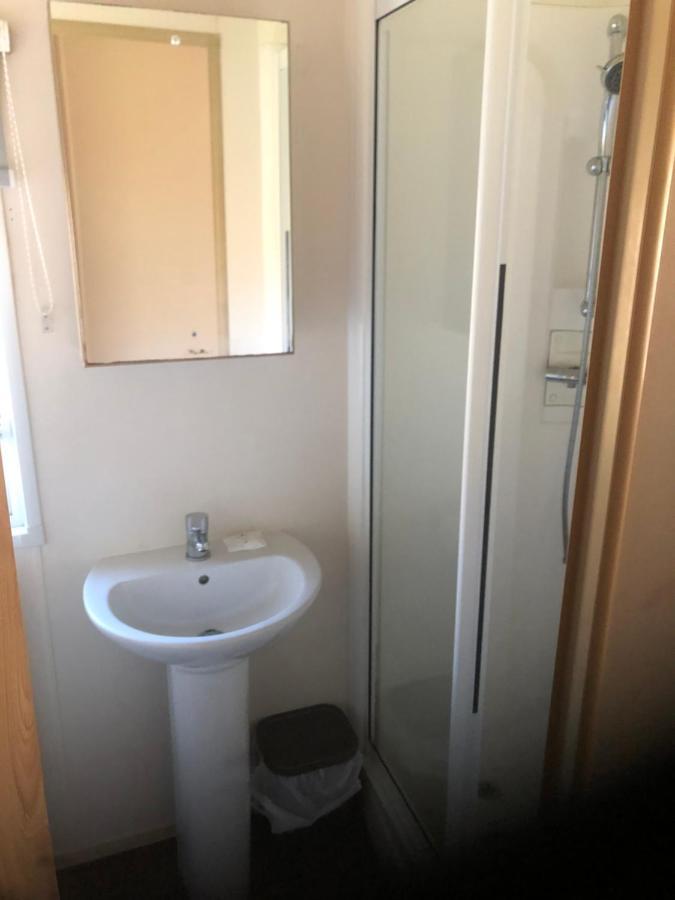 Classy Caravan With Ample Space ベンブリッジ エクステリア 写真