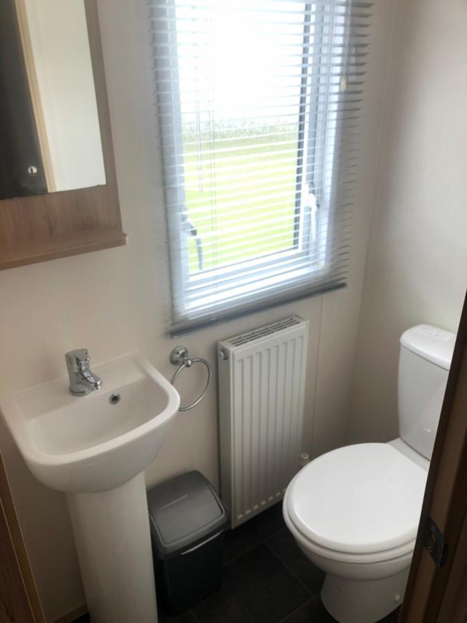 Classy Caravan With Ample Space ベンブリッジ エクステリア 写真